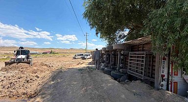 Başkale'de saman yüklü tır devrildi