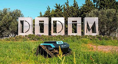Başkan Gençay, çim biçme robotunun ilk saha denemesine katıldı