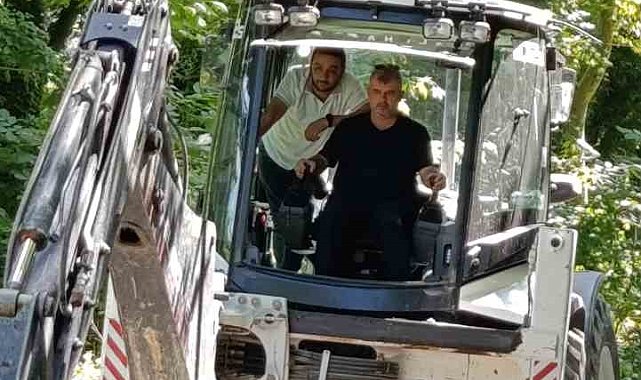 Başkan makamı bıraktı, kepçe koltuğuna geçti