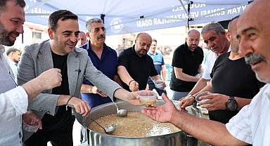 Başkan Özlü'den pazar esnafına aşure ikramı