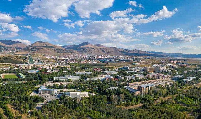 Başkan Sekmen gençlere seslendi: "Bilim ve irfanın beşiği Erzurum eğitimde de bir fırsatlar şehridir"
