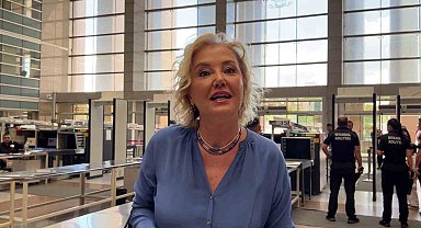 Berna Laçin, İstanbul Cumhuriyet Başsavcılığı tarafından yürütülen "Ahbaplar Suç Örgütü" soruşturması kapsamında ifade vermek üzere İstanbul Adalet Sarayına geldi.