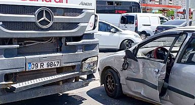 Beton mikseri ile otomobil çarpıştı: 2 yaralı