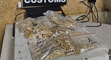Beyan edilmeyen 395,49 gram altın takılar gümrüğe takıldı