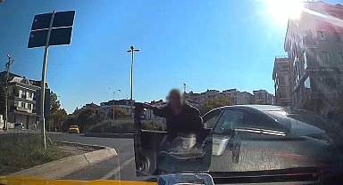 Beylikdüzü'nde trafik magandası taksicinin önünü kesip aracını yumrukladı