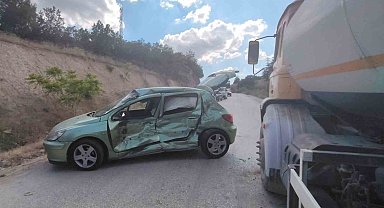 Bilecik'te kontrolden çıkan otomobil karşı yönden gelen su tankerine çarptı