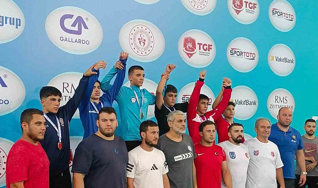 Bilecikli minik güreşçilerden çifte başarı