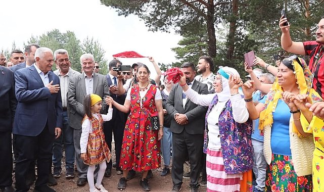Binali Yıldırım Refahiye'deki Orçul Festivali'nde vatandaşlarla buluştu