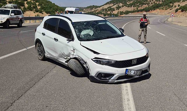 Bingöl'de otomobil bariyerlere çarptı: 4 yaralı
