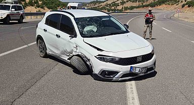 Bingöl'de otomobil bariyerlere çarptı: 4 yaralı