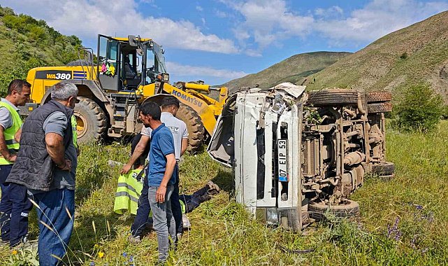 Bingöl'de su tankeri devrildi: 2 yaralı