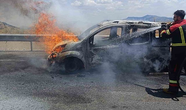 Bingöl'de yanan hafif ticari araç küle döndü