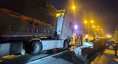 Bolu'da kontrolden çıkan tır bariyerlere çarptı