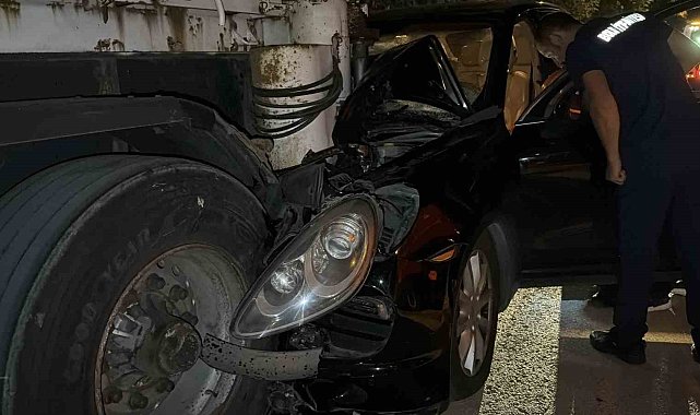 Bolu'da lüks SUV park halindeki tıra çarptı: 1 yaralı