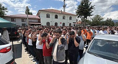 Bolu'da uçuruma yuvarlanan cipte hayatını kaybeden iki sevgili son yolculuklarına uğurlandı