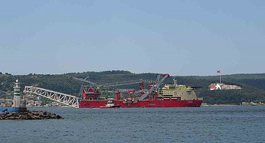 Boru döşeme gemisi 'JSD 6000' Çanakkale Boğazı'ndan geçti