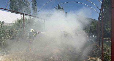 Burdur'da ev bahçesinde çıkan yangında 2 ton arpa kül oldu