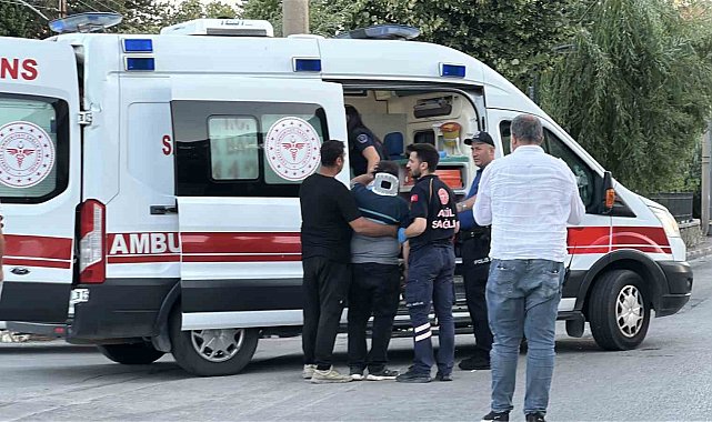 Burdur'da hafif ticari araç ile motosiklet çarpıştı: 1'i ağır 2 yaralı
