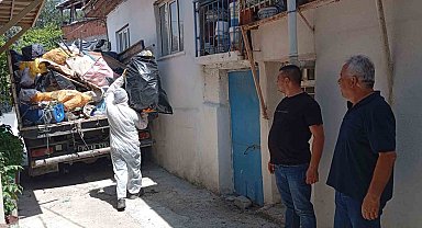 Burdur'da kötü kokunun kaynağı çöp ev çıktı: 3 kamyon atık çıkarıldı