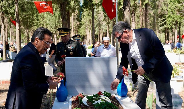 Burhaniye de Şehitlikler ziyaret edildi