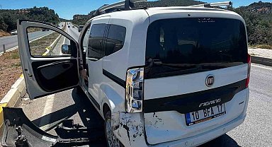 Burhaniye'de otomobiller çarpıştı