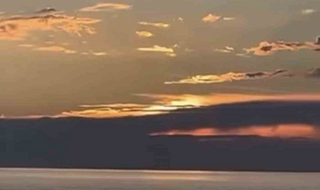 Bursa'da gün doğumunda yunus balıkları görsel şölen oluşturdu