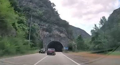 Bütün trafik kurallarını hiçe sayan sürücü görüntülendi