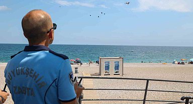 Büyükşehir zabıtası Konyaaltı Sahili'nde dron desteğiyle denetimlerini sürdürüyor