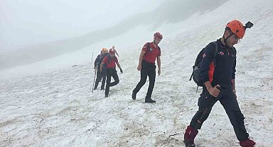 Çamlıhemşin'de mahsur kalan 3 turiste 10 saatlik çalışmaların ardından ulaşıldı