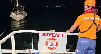 Çanakkale'de sürüklenen teknedeki 2 kişi kurtarıldı