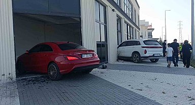 Çarpışan otomobiller hızını alamayıp iki ayrı kapıdan iş yerine girdi o anlar güvenlik kamerasına yansıdı