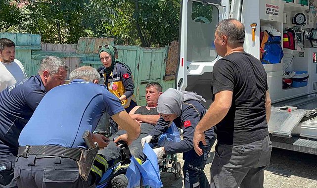 Çatı yangınına müdahale ederken bir alt kata düşen itfaiyeci yaralandı