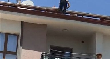 Çatıdaki tehlikeli çalışma kameraya yansıdı