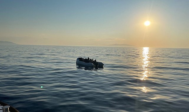 Çeşme'de hareketli lastik bottaki 20 düzensiz göçmen yakalandı