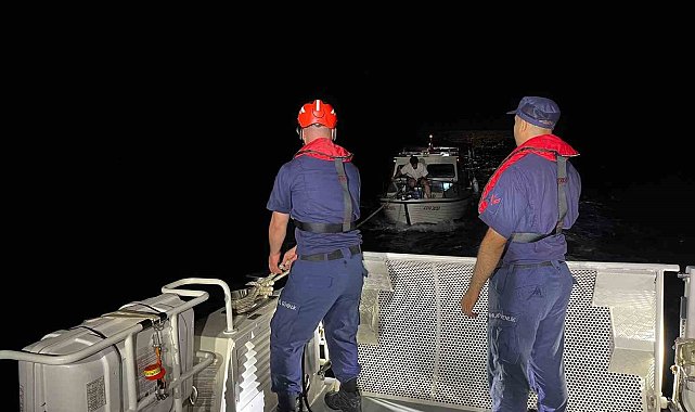 Çeşme'de sürüklenen teknedeki 3 kişi Sahil Güvenlik ekiplerince kurtarıldı