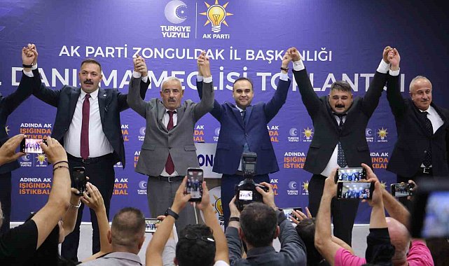 CHP'den istifa eden iki meclis üyesi AK Parti'ye geçti, rozetleri Bakan Kacır taktı