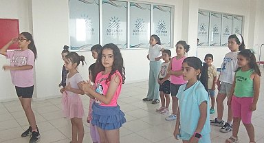 Çocuklar zumba ile hem eğleniyor hem spor yapıyor