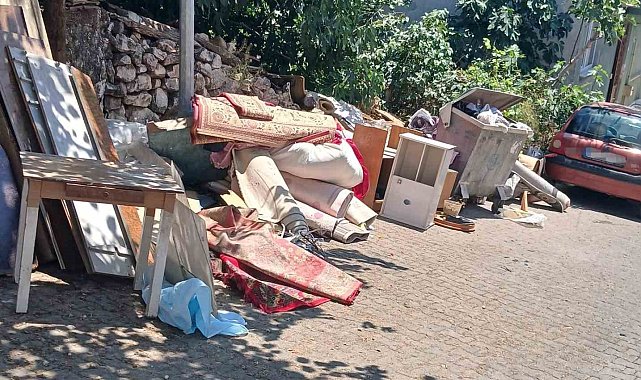 Çöpün kenarına ne buldularsa bıraktılar, mahalle sakinlerine muhtar isyan etti