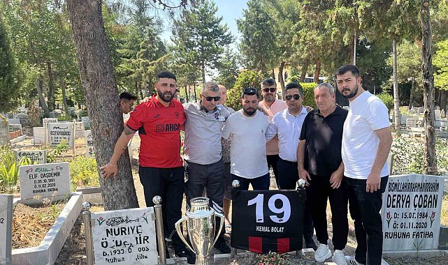 Çorum FK'nın şampiyonluk kupası, emektar gazetecisinin kabrine götürüldü