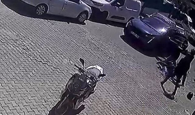 Çukurdan kaçmak için yavaşlayan motosikletliyi böyle darp etti