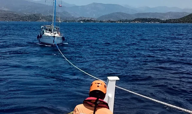 Dalaman açıklarında sürüklenen tekne kurtarıldı