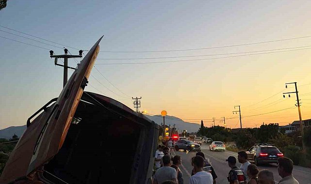 Datça'da korkutan kaza: Devrilen araç iş yerlerine metreler kala durdu