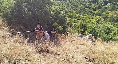 Defne'de indiği uçurumdan çıkamayan vatandaşı itfaiye kurtardı
