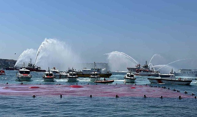 Denizcilik ve Kabotaj Bayramı'nın 100. yılında İstanbul Boğazı'nda dev Türk bayrağı açıldı