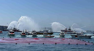 Denizcilik ve Kabotaj Bayramı'nın 100. yılında İstanbul Boğazı'nda dev Türk bayrağı açıldı