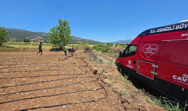 Denizli Büyükşehir tarlalara soğuk su ve limonata ulaştırdı