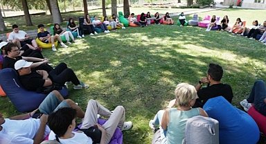 Denizli Büyükşehir'in kampında Gri Koç gençlerle buluştu