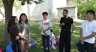 Denizli Büyükşehirin kampında Gri Koç gençlerle buluştu