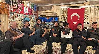 Depremde yaptığı ahşap ev, motosiklet severlerin buluşma noktası oldu
