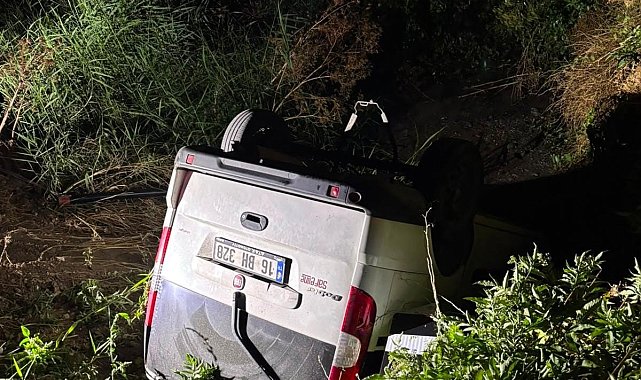 Dereye uçan araçta mahsur kalan sürücüyü, ekipler kurtardı